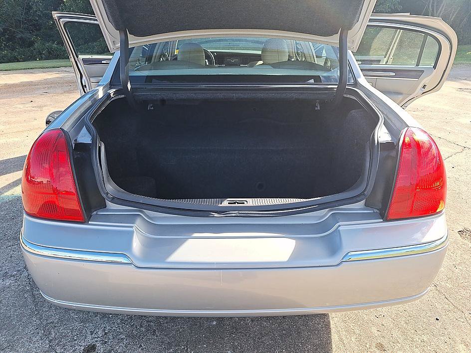 Used 2007 Lincoln Town Car Signature RWD image 21