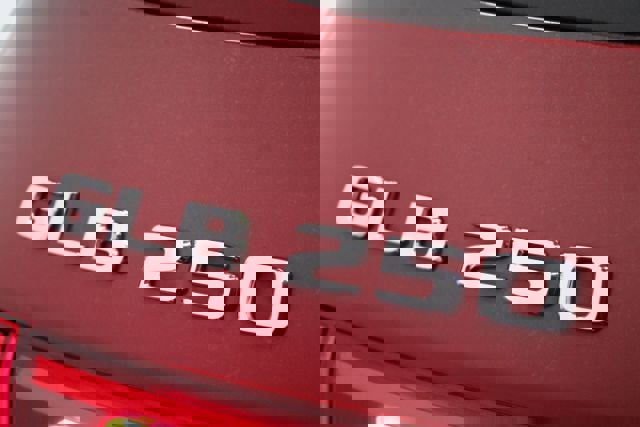 Used 2021 Mercedes-Benz GLB 250 4MATIC w/ Premium Package image 7