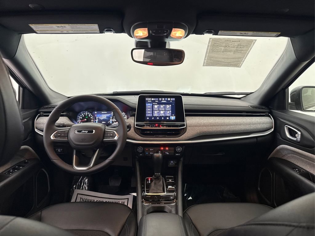 Used 2025 Jeep Compass Latitude image 37