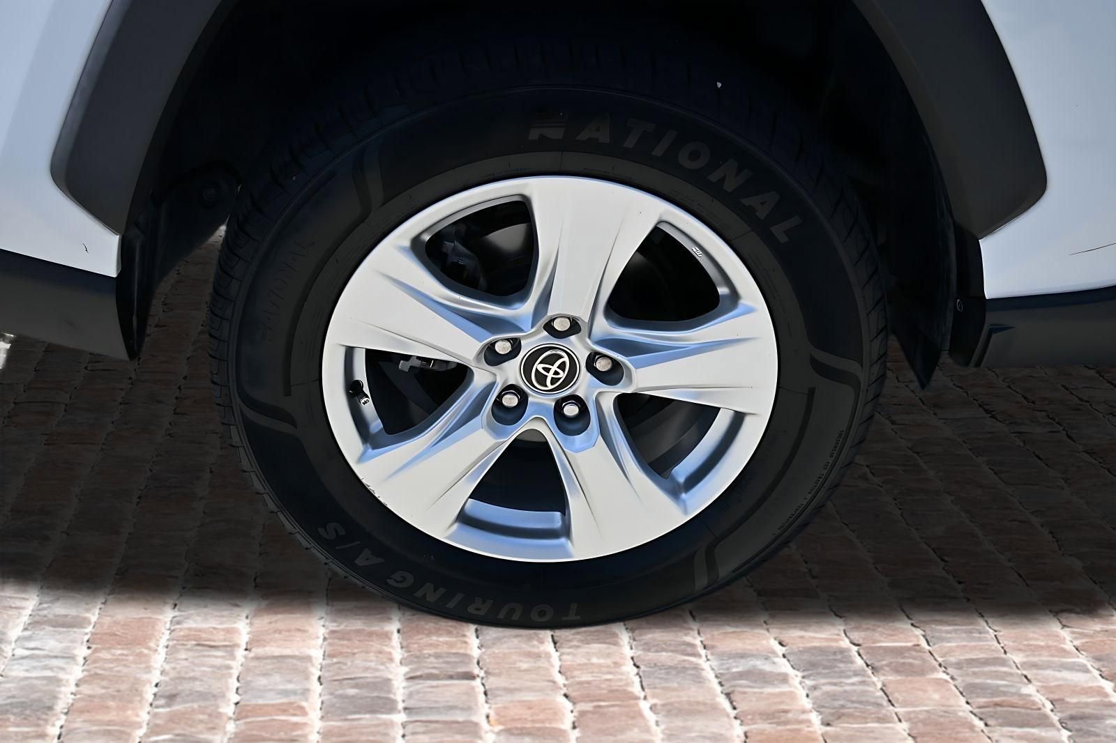 Used 2021 Toyota RAV4 XLE w/ Convenience Package FWD image 37