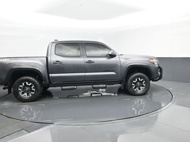 Used 2016 Toyota Tacoma TRD Off-Road w/ Premium & Technology Package AWD/4WD image 4