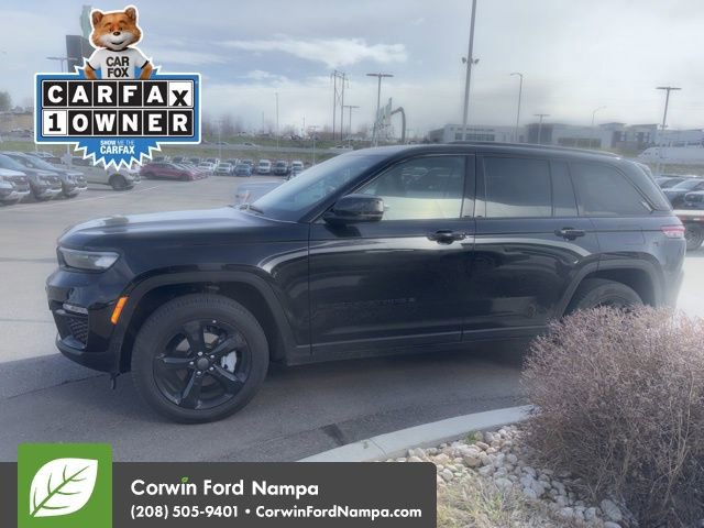 Used 2025 Jeep Grand Cherokee Limited w/ Black Appearance Package AWD/4WD image 3