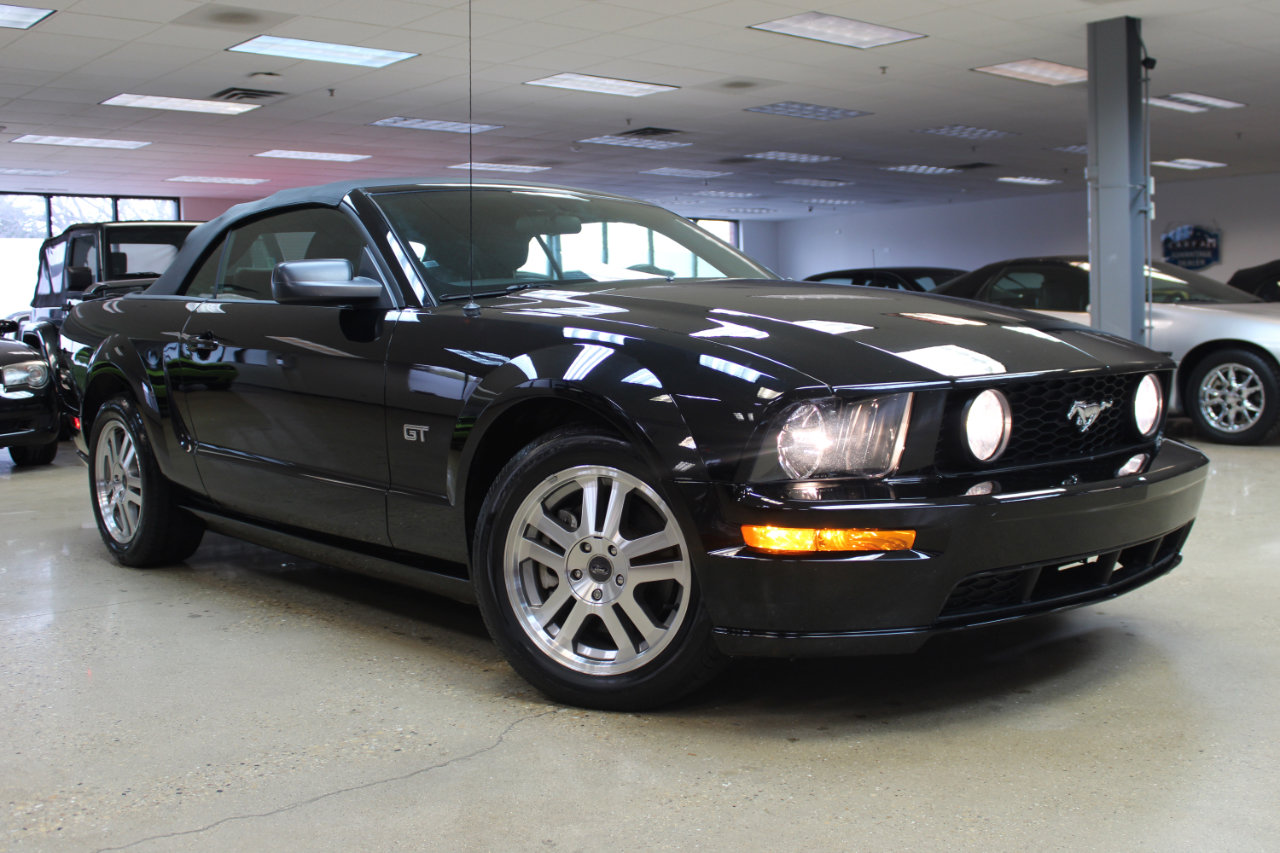 Used 2005 Ford Mustang GT image 2