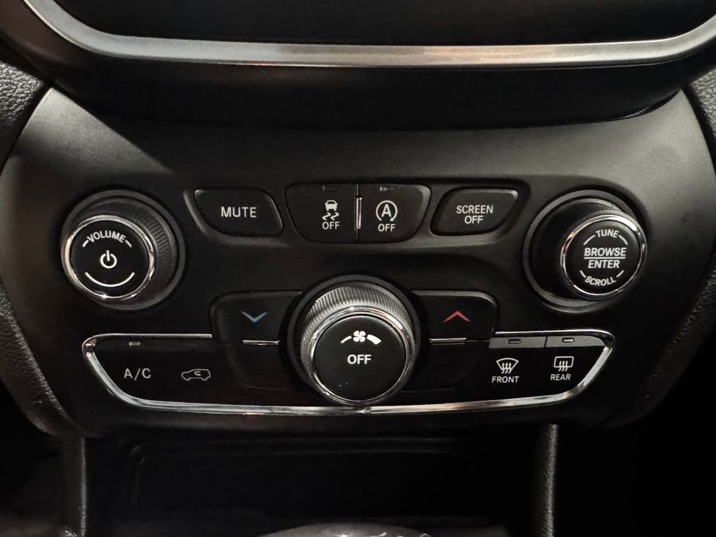 Used 2020 Jeep Cherokee Latitude Plus AWD/4WD image 34