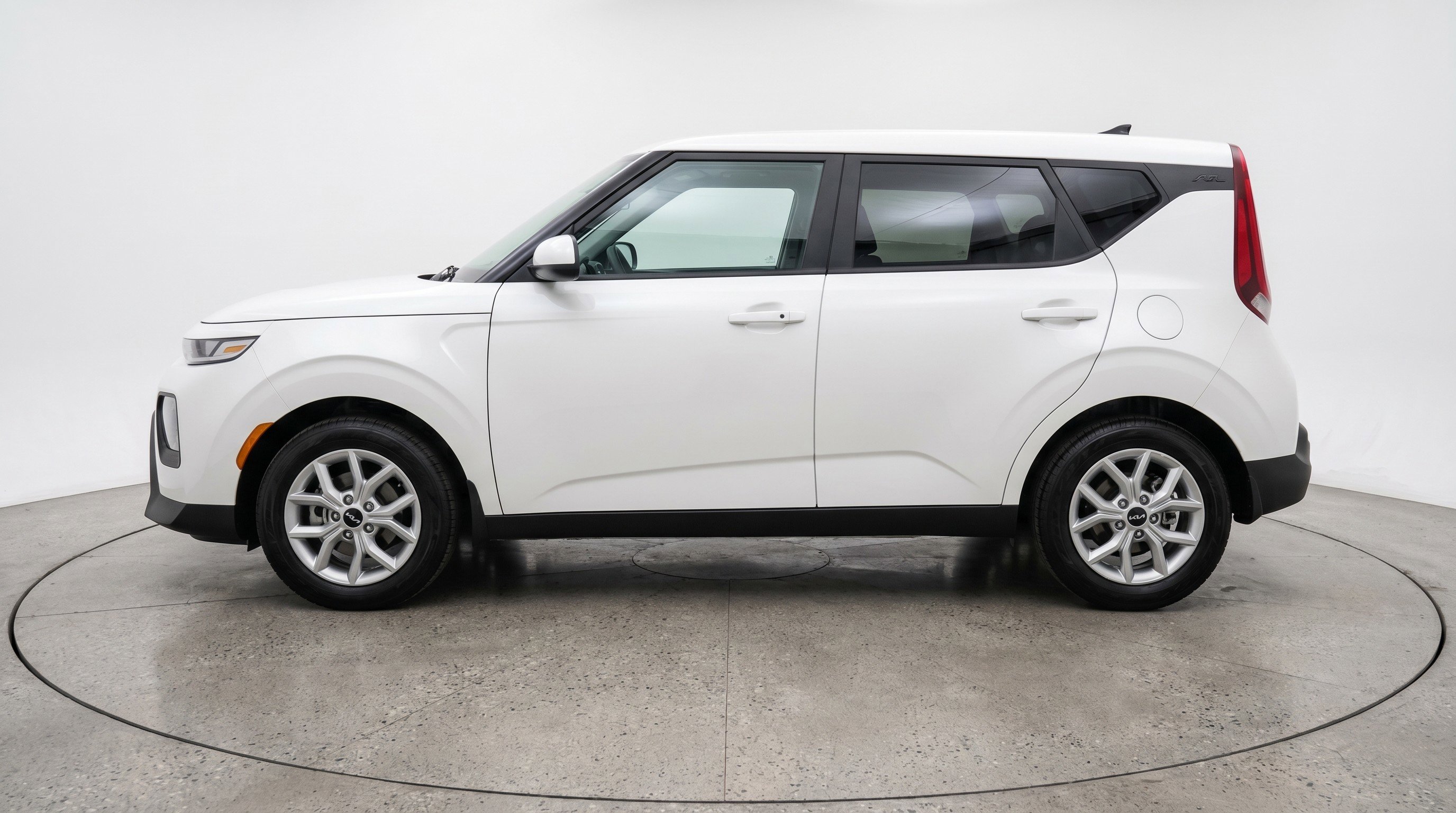 Used 2025 Kia Soul LX w/ LX Technology Package FWD image 5