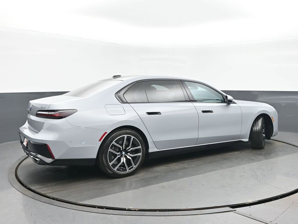 Used 2023 BMW 760i xDrive image 3