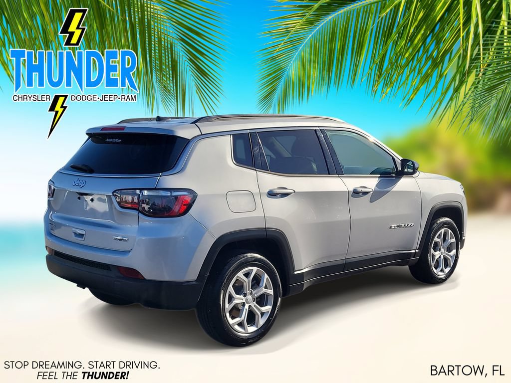 Used 2024 Jeep Compass Latitude AWD/4WD image 4