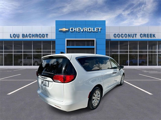 Used 2021 Chrysler Voyager L image 8