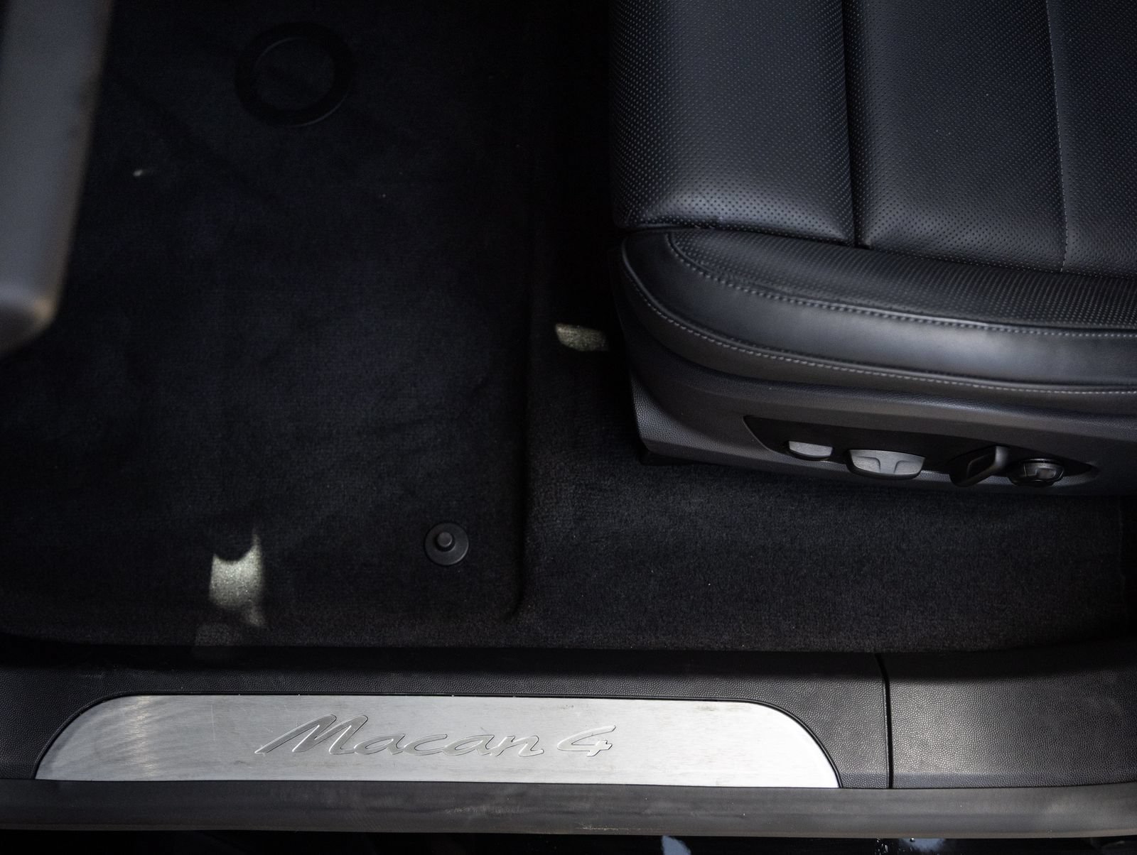 Certified 2025 Porsche Macan 4 Electric AWD/4WD image 22