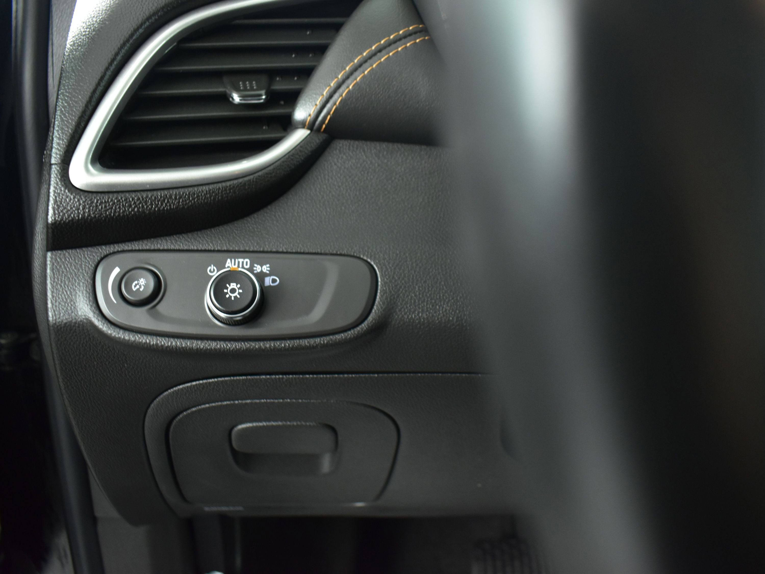 Used 2022 Chevrolet Trax LT w/ LT Convenience Package image 15