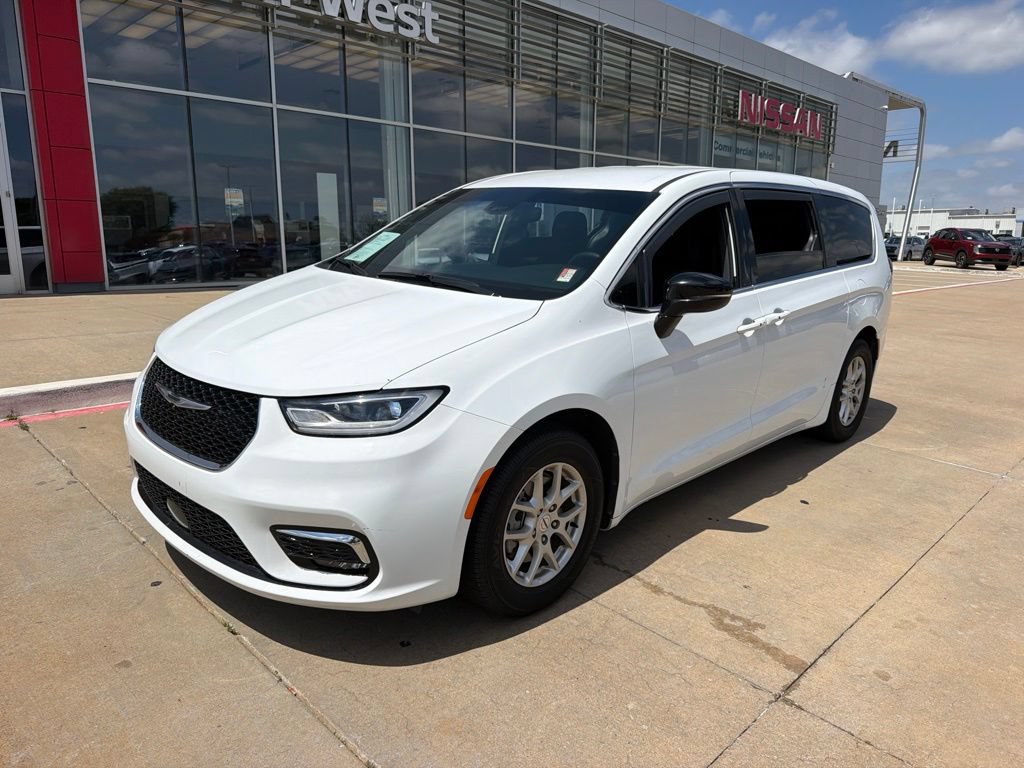 Used 2024 Chrysler Pacifica Touring FWD image 1