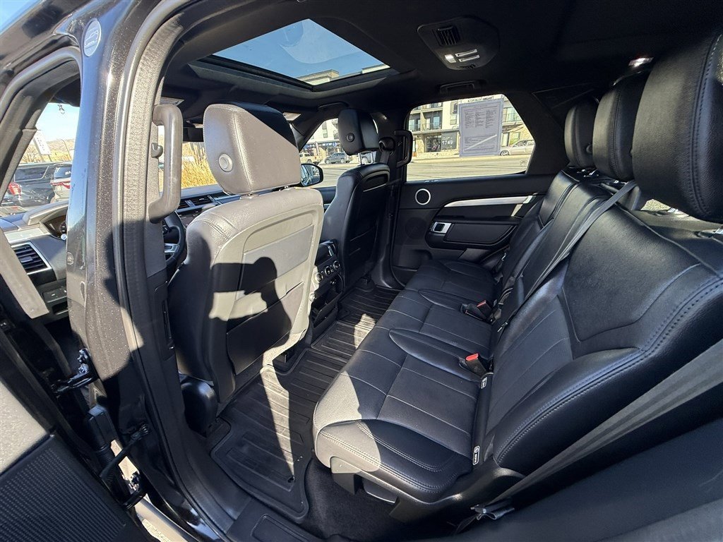 Used 2020 Land Rover Discovery Landmark image 15