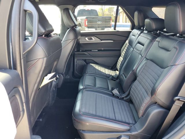 Used 2025 Ford Explorer ST-Line w/ ST-Line Street Pack AWD/4WD image 32