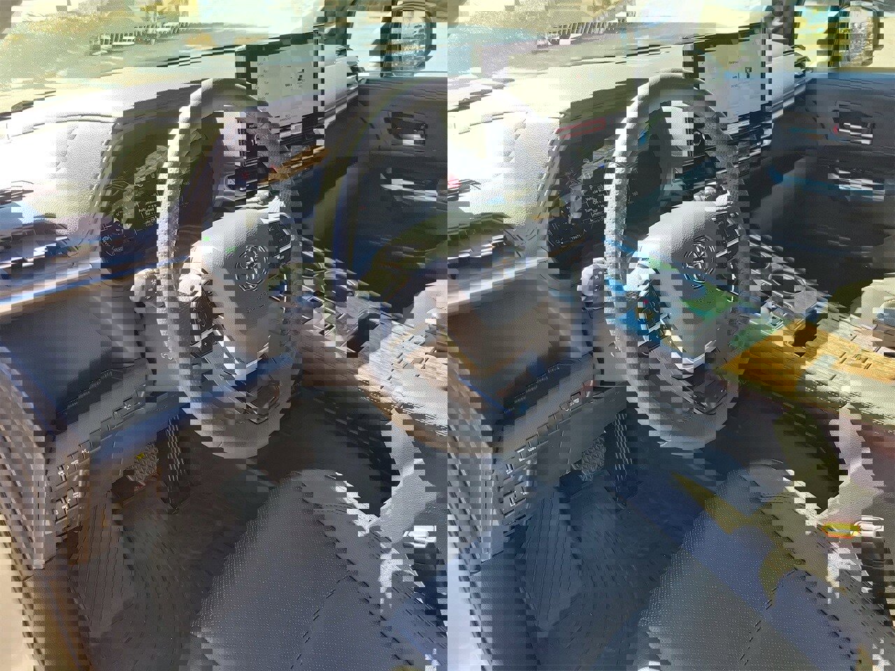 Used 2025 Toyota Sienna Limited image 16