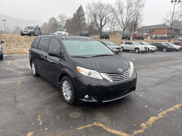 Used 2016 Toyota Sienna XLE w/ XLE Navigation Package image 2