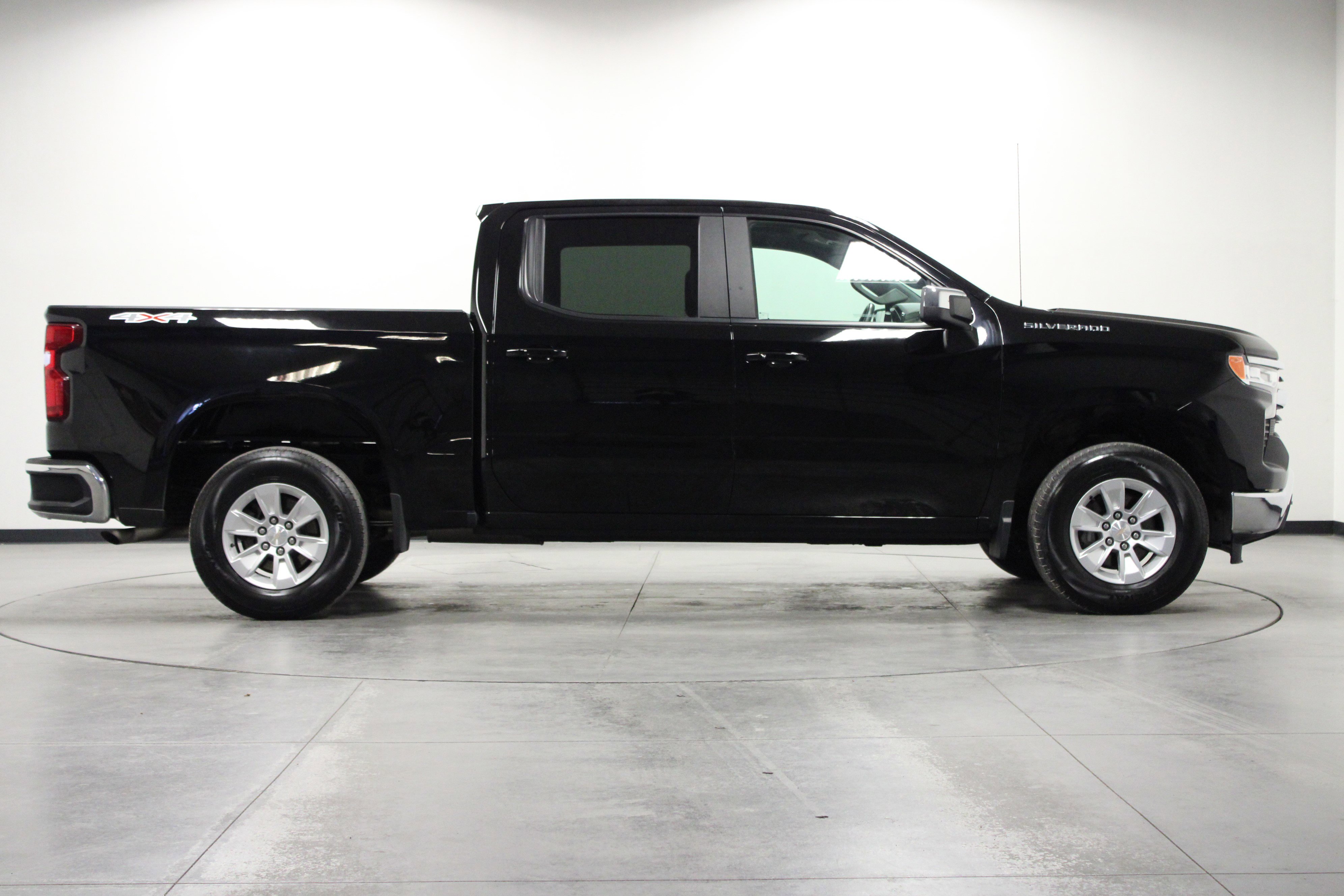 Used 2024 Chevrolet Silverado 1500 LT image 3