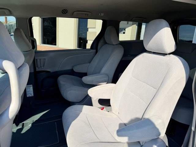 Used 2020 Toyota Sienna L FWD image 8