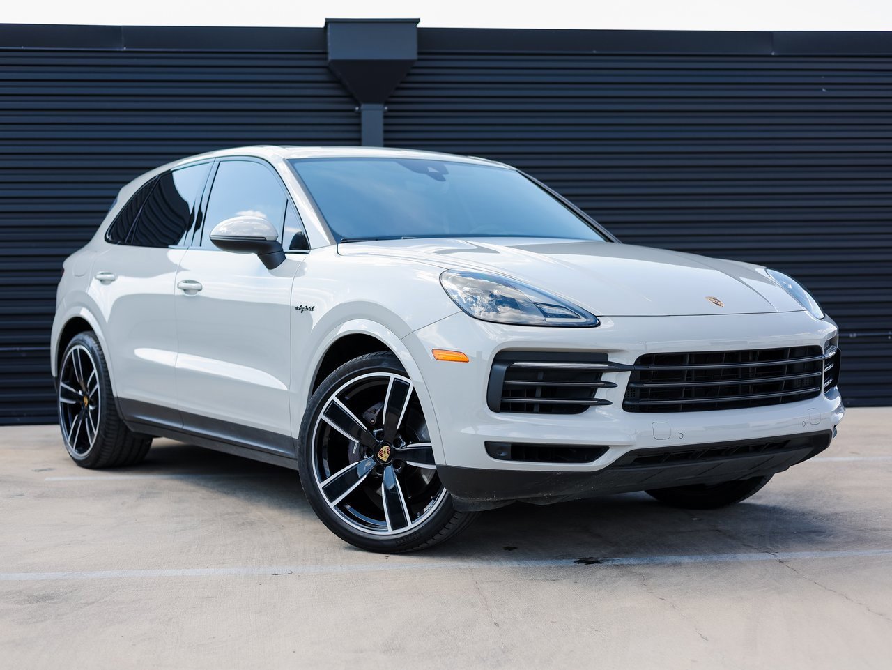 Certified 2022 Porsche Cayenne Platinum Edition image 9