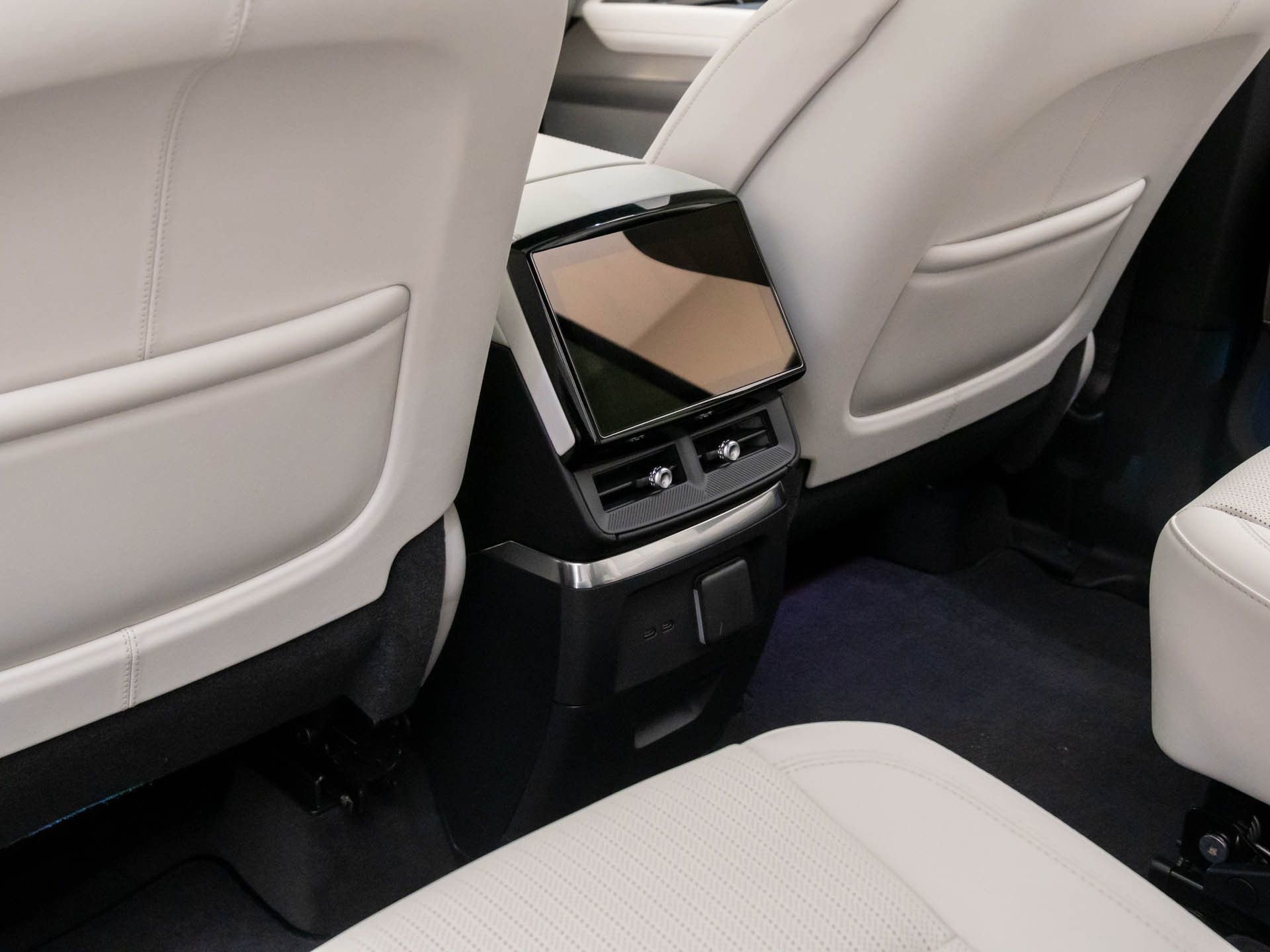 New 2026 Cadillac Vistiq Luxury w/ LPO, Floor Liner Package image 17