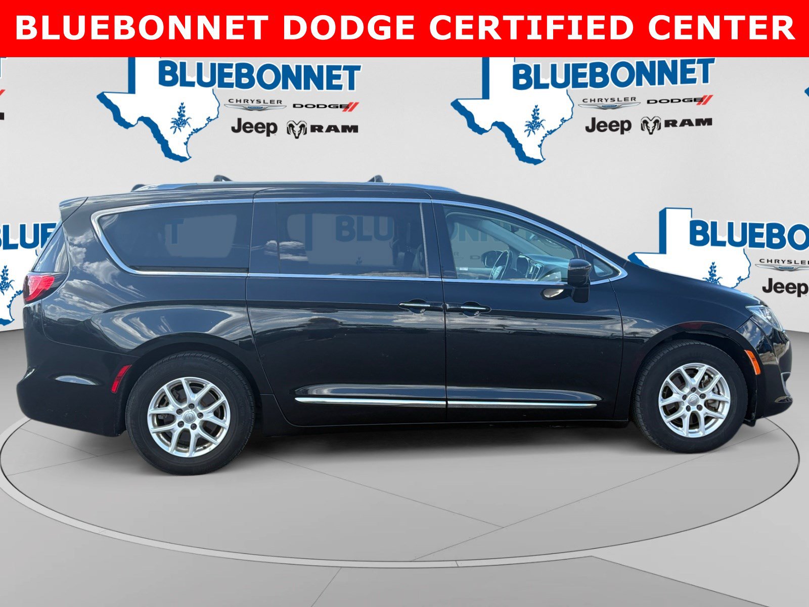 Used 2020 Chrysler Pacifica Touring-L FWD image 4