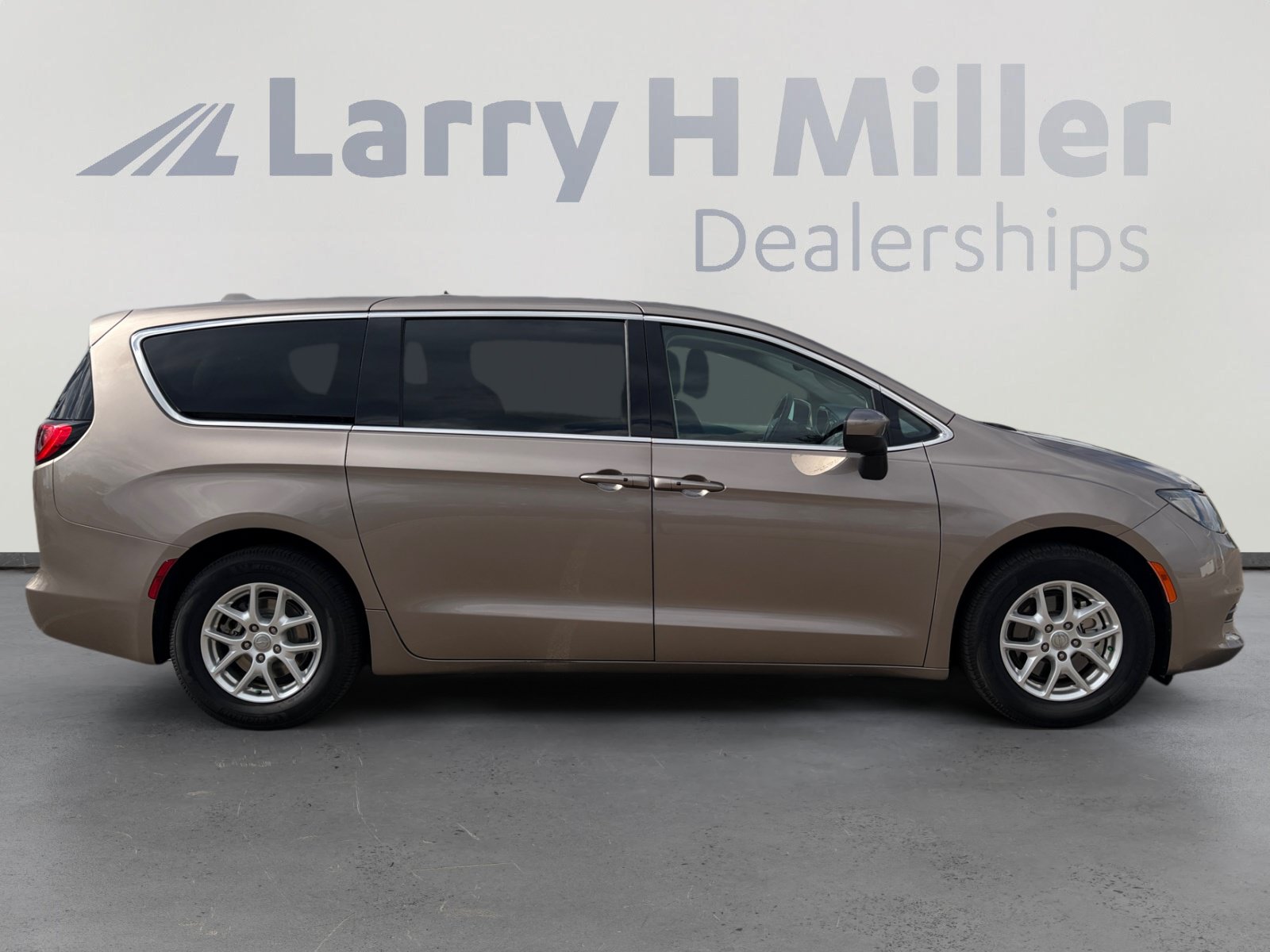 Used 2017 Chrysler Pacifica Touring FWD image 7