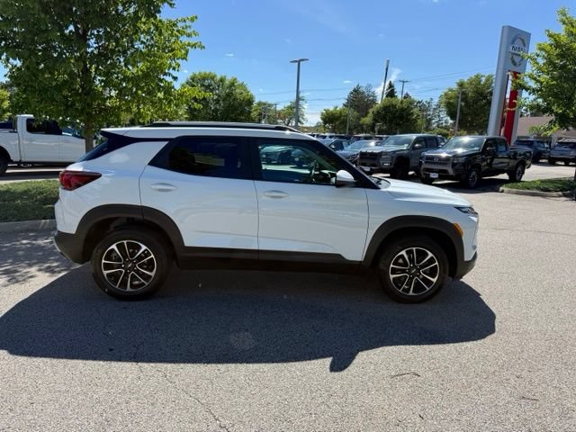 Used 2024 Chevrolet TrailBlazer LT w/ Convenience Package AWD/4WD image 3