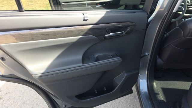 New 2026 Toyota Highlander Platinum AWD/4WD image 16