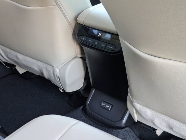 Used 2023 Toyota Highlander XLE image 33