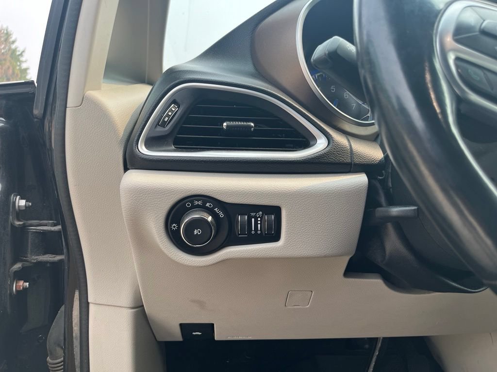 Used 2017 Chrysler Pacifica Touring-L Plus FWD image 20