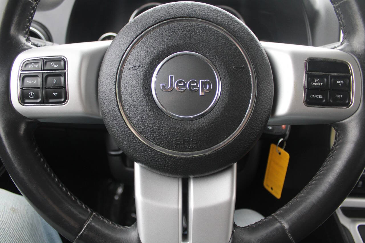 Used 2014 Jeep Compass Latitude AWD/4WD image 13