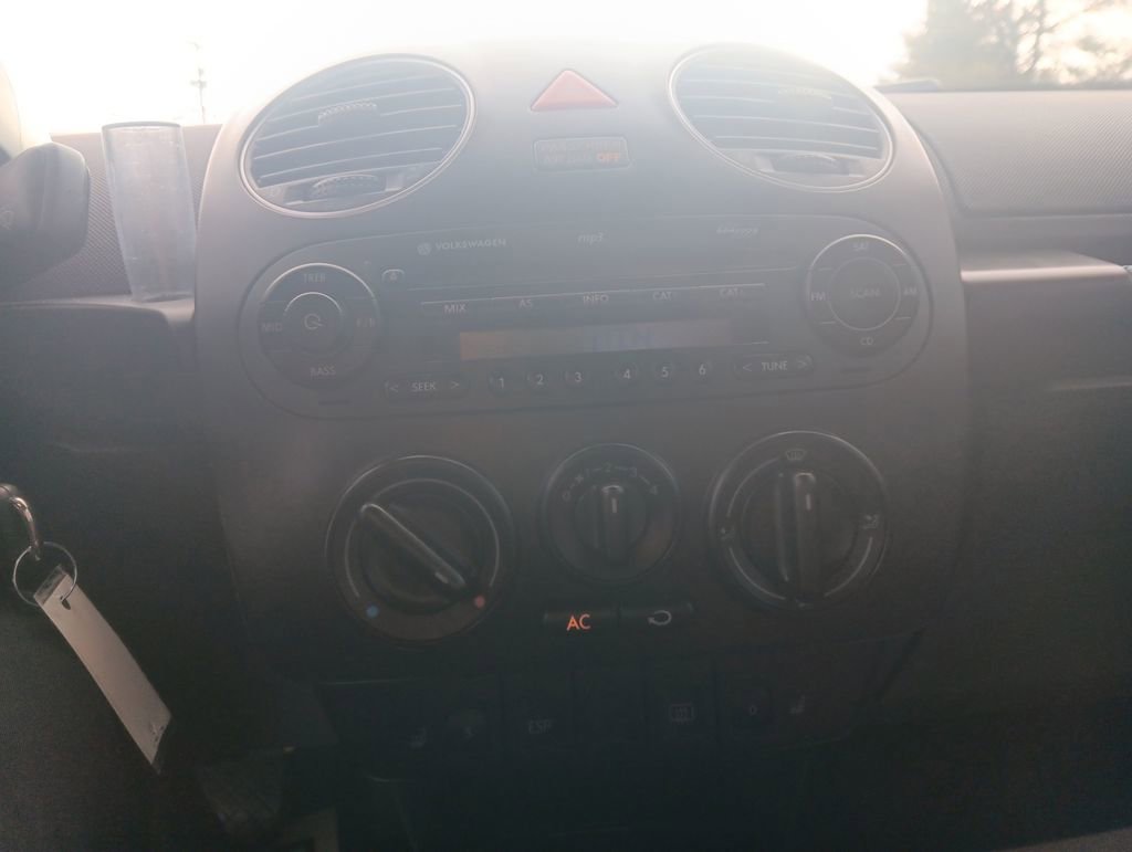 Used 2009 Volkswagen Beetle Blush image 18