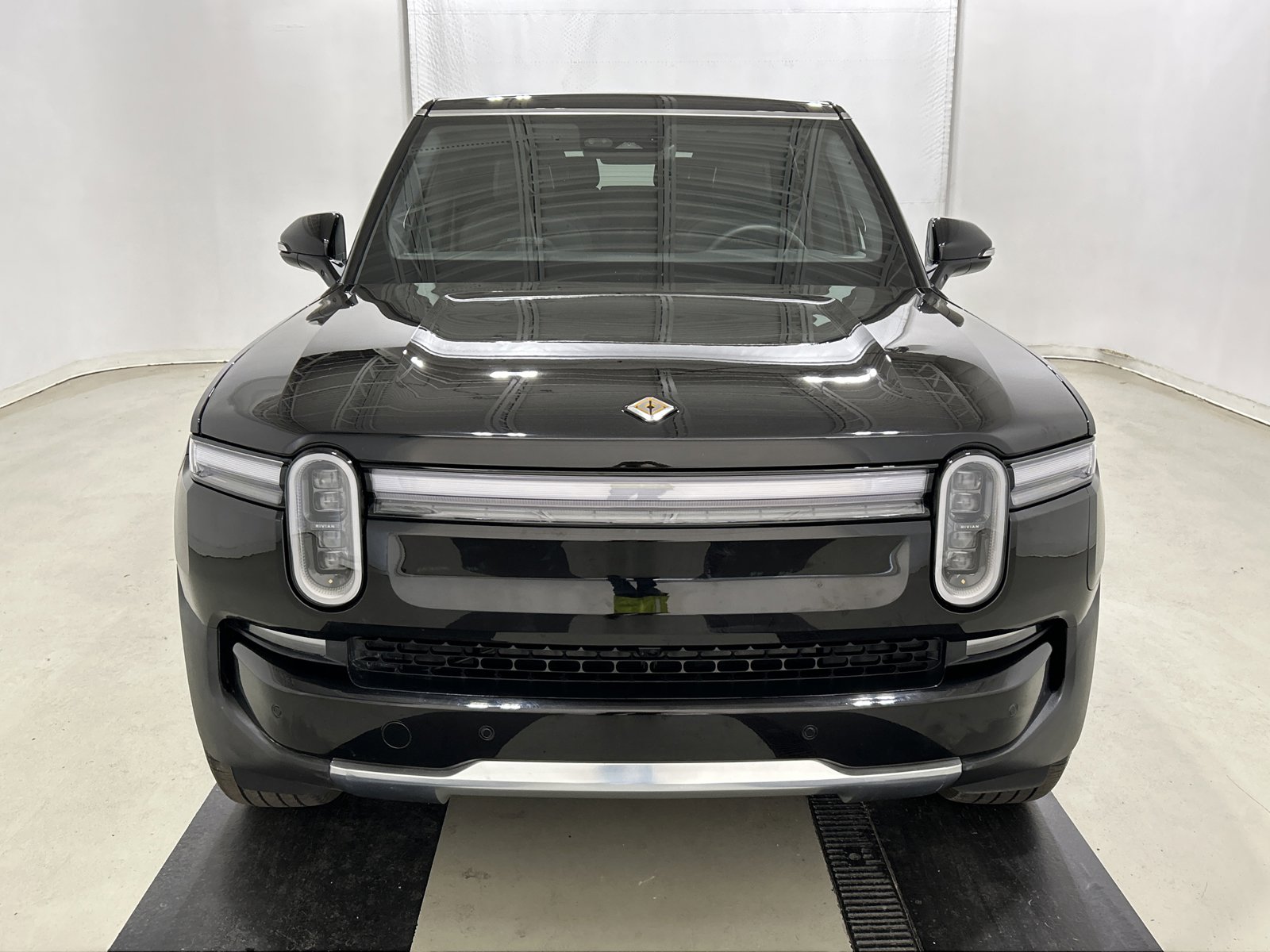Used 2025 Rivian R1S Adventure image 8