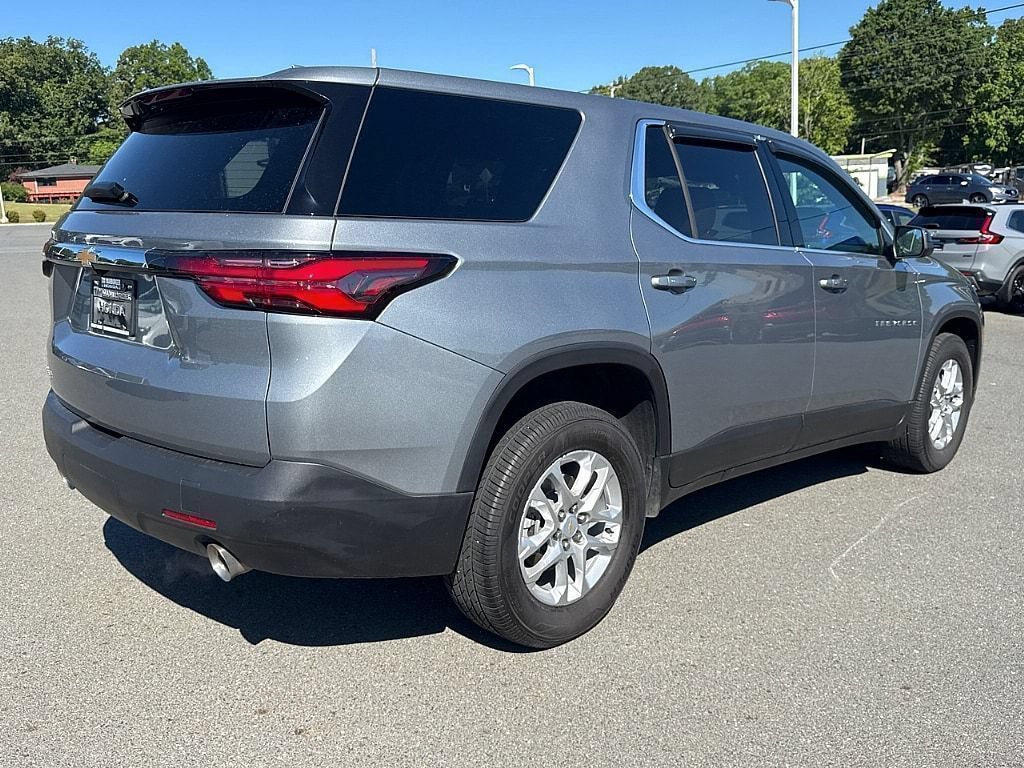 Used 2023 Chevrolet Traverse LS FWD image 3