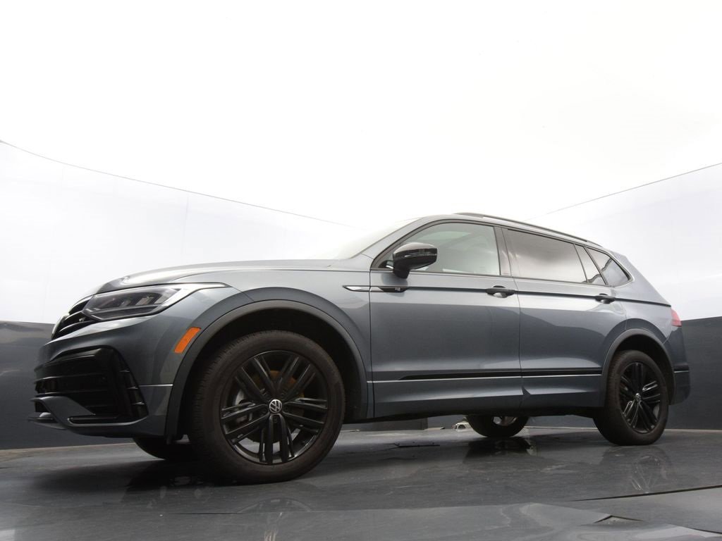 Certified 2022 Volkswagen Tiguan SE R-Line image 36