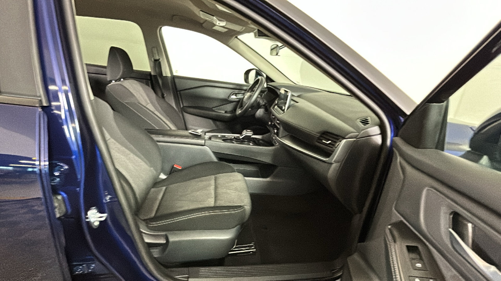Used 2025 Nissan Rogue SV FWD image 34
