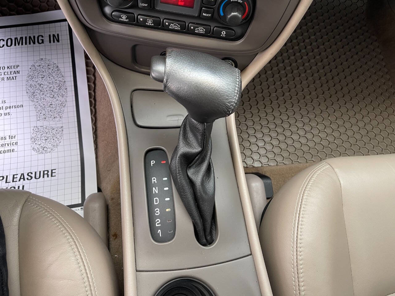 Used 2004 Pontiac Bonneville SLE image 25