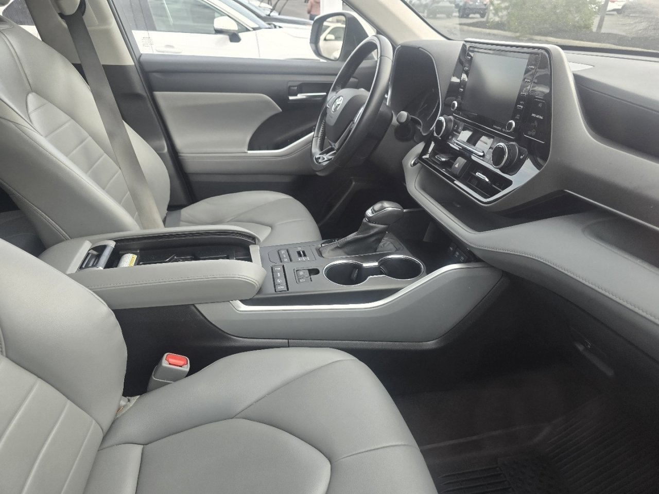 Used 2021 Toyota Highlander XLE image 10