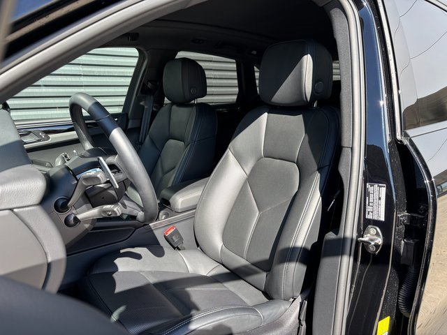 Certified 2025 Porsche Macan image 5