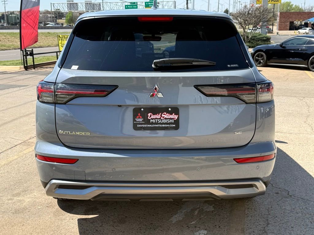 Used 2025 Mitsubishi Outlander SE image 7