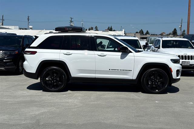 Used 2023 Jeep Grand Cherokee Altitude AWD/4WD image 2