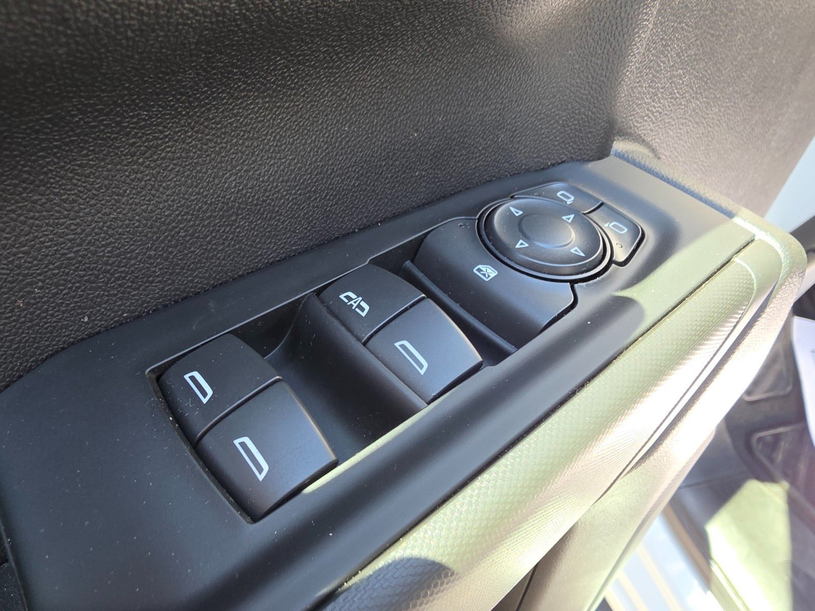 Used 2025 Chevrolet Silverado 1500 Custom Trail Boss w/ Dark Appearance Package AWD/4WD image 33