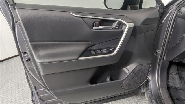 Used 2020 Toyota RAV4 XLE Premium image 11