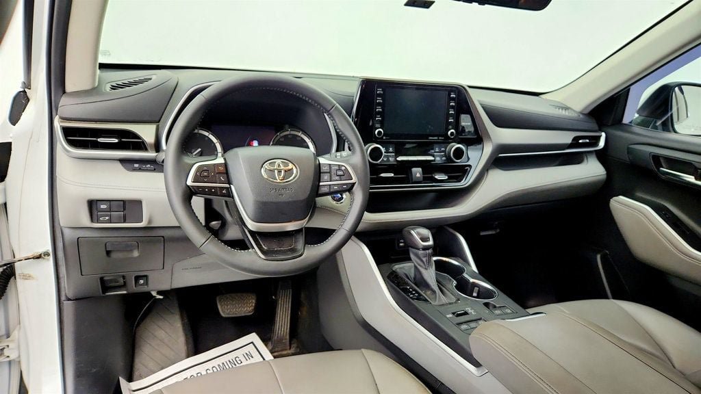 Used 2022 Toyota Highlander XLE AWD/4WD image 13