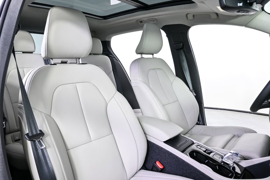 Certified 2026 Volvo XC40 B5 Plus w/ Protection Package Premier image 24