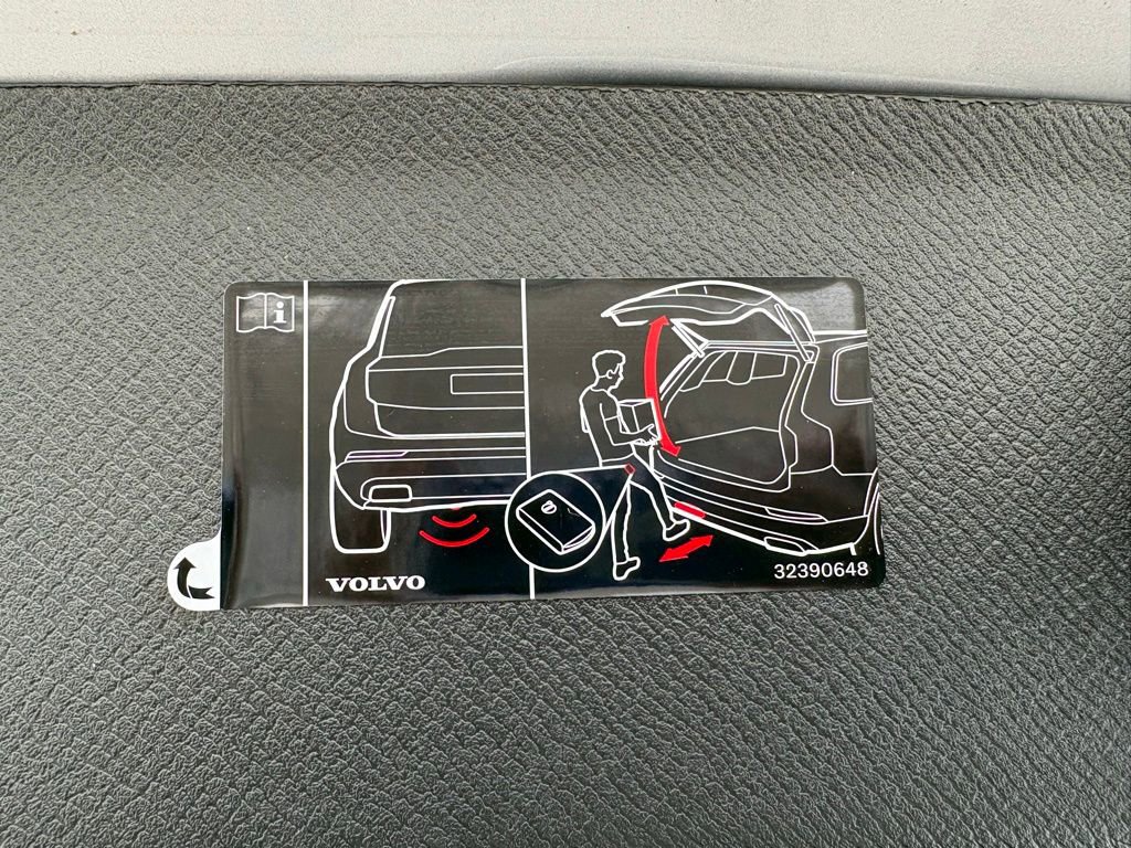 Used 2025 Volvo XC90 B6 Plus image 18