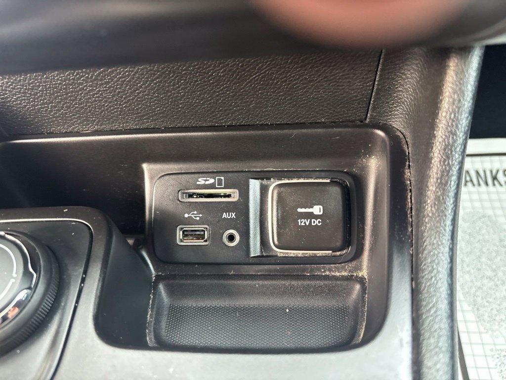 Used 2015 Jeep Cherokee Latitude w/ Comfort/Convenience Group AWD/4WD image 19