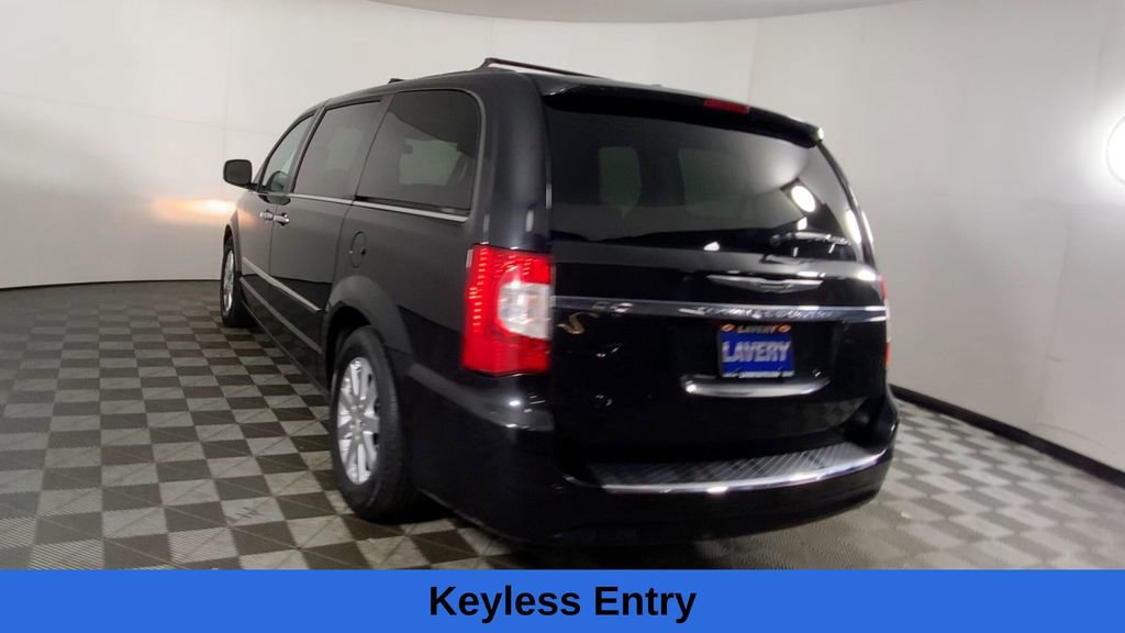 Used 2016 Chrysler Town & Country Touring w/ Driver Convenience Group image 10