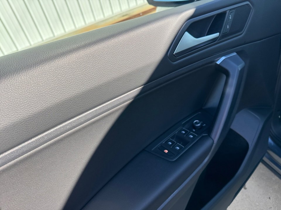 Used 2021 Volkswagen Tiguan SE image 36