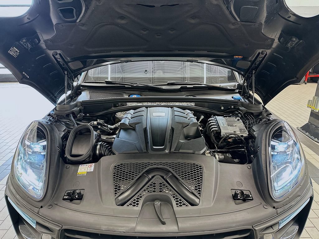 Certified 2022 Porsche Macan S AWD/4WD image 32