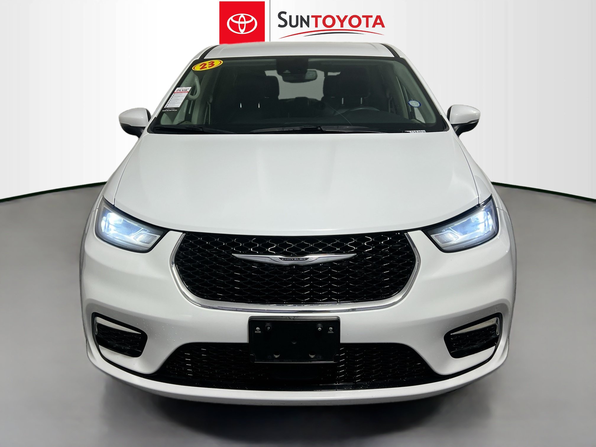 Used 2023 Chrysler Pacifica Touring-L FWD image 10